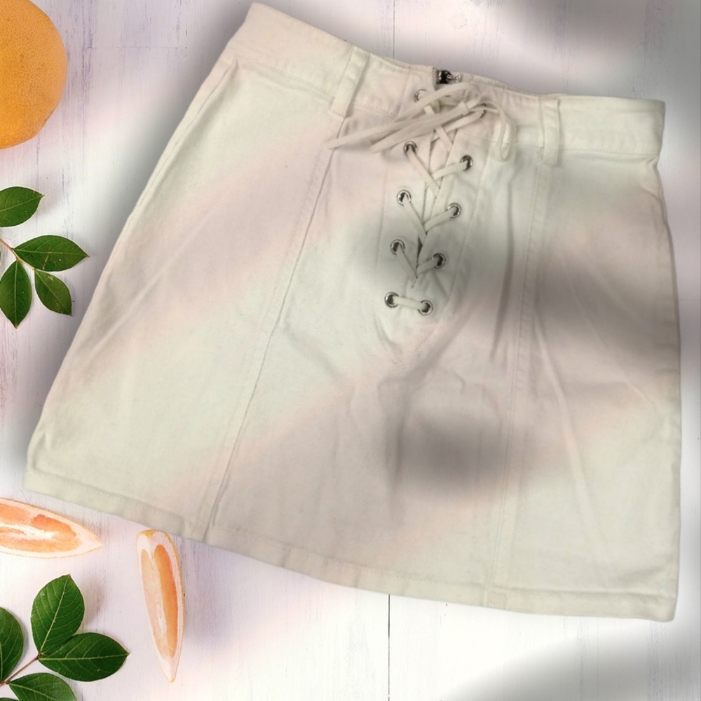 Small white skirt, zip at the back, rope at the front